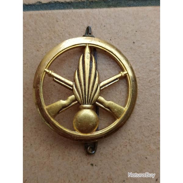 INSIGNE DE BERET ARMEE FRANCAISE INFANTERIE  COINDEROUX  PARIS   insigne n1