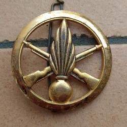 INSIGNE DE BERET ARMEE FRANCAISE INFANTERIE  COINDEROUX  PARIS   insigne n2