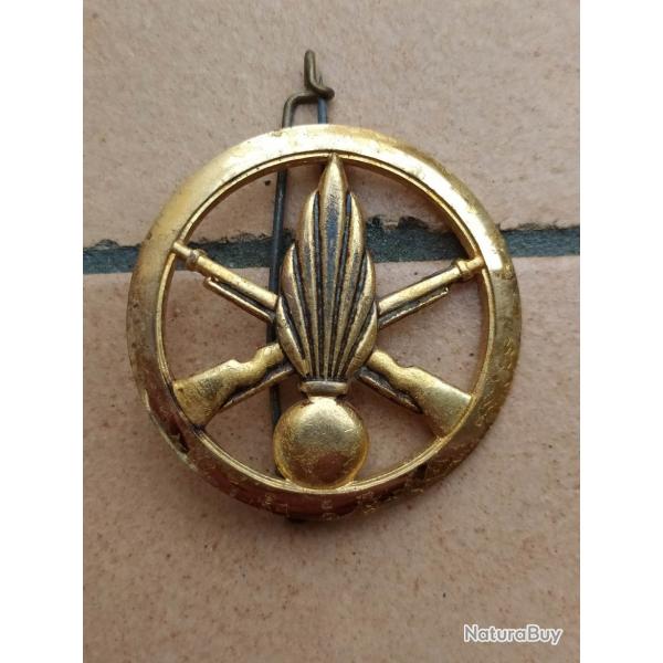 INSIGNE DE BERET ARMEE FRANCAISE INFANTERIE  COINDEROUX  PARIS   insigne n2
