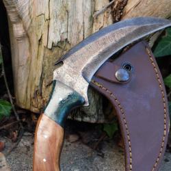 Couteau Karambit Lame Acier Damas 256 Couches Manche Bois Olivier/R&eacute;sine Etui Cuir Fabric Artisanale