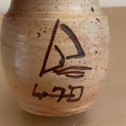 Vase en gr&egrave;s au d&eacute;cor du mythique d&eacute;riveur olympique 470