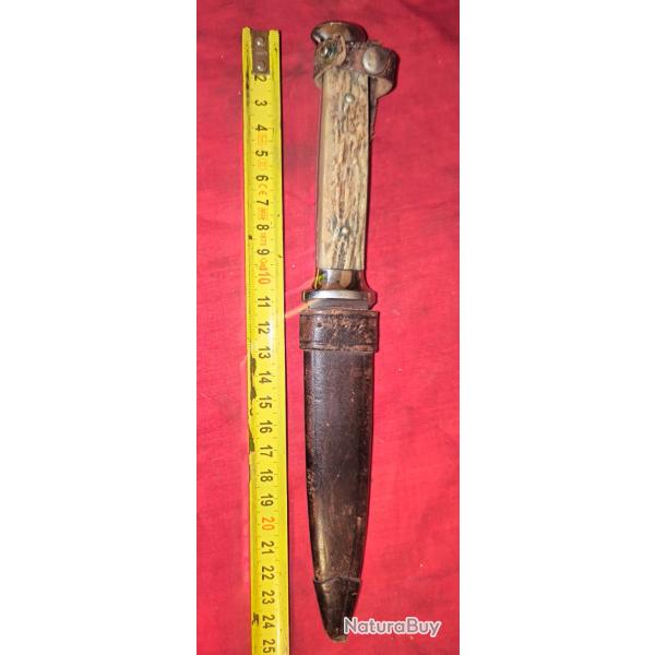 ancien couteau de chasse ou de botte allemand de type � Nicker � lame acier Solingen fourreau cuir