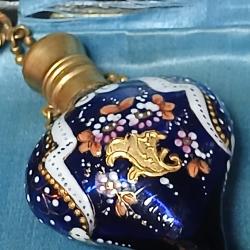 Charmant petit flacon &agrave; parfum ou &agrave; sels de forme coeur &eacute;maill&eacute;