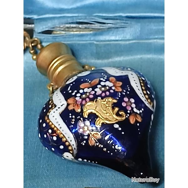 Charmant petit flacon � parfum ou � sels de forme coeur �maill�