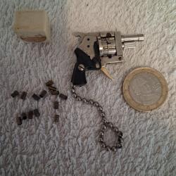 Ancien Mini  revolver.porte -cle