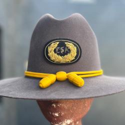 Tr&egrave;s joli chapeau made in usa gris avec &eacute;cusson brod&eacute; CSA confederate state army western