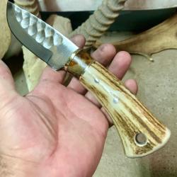 couteau de chasse d'artisan / bois de cerf , loupe d'&eacute;rable ond&eacute; / lame acier carbone 1075