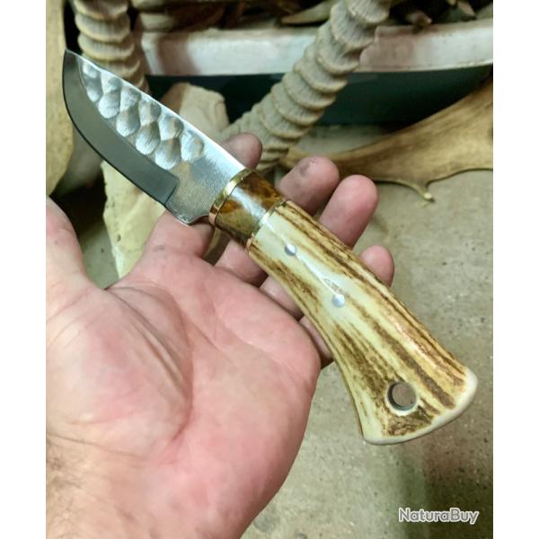 couteau de chasse d'artisan / bois de cerf , loupe d'�rable ond� / lame acier carbone 1075