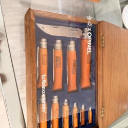 Coffret OPINEL 1er choix. La main couronn&eacute;e