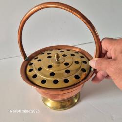 Joli Pique-fleurs Bouqueti&egrave;re Villedieu en cuivre et laiton, 1950, vintage                      Piqu