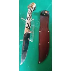 MAGNIFIQUE COUTEAU CRETOIS ( D OFFRANDE ) & SON FOURREAU CUIR  .  PIECE ARTISANALE . BEL ETAT  .