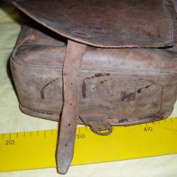 ANCIENNE GIBECIERE EN CUIR avec 3 CARTOUCHIERES  de longueur differentes ..