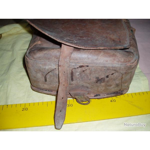 ANCIENNE GIBECIERE EN CUIR avec 3 CARTOUCHIERES  de longueur differentes ..