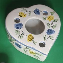 Ancien encrier en fa&iuml;ence de forme coeur, une pi&egrave;ce de charme de la tradition c&eacute;ramique fran&ccedil;aise.