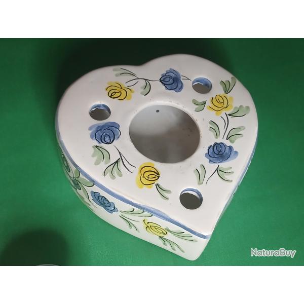 Ancien encrier en fa�ence de forme coeur, une pi�ce de charme de la tradition c�ramique fran�aise.