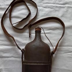 Bidon r&eacute;glementaire 1884 , avec son quart et son brelage cuir( A1 )