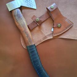 H17 - Grande hache style Viking, manche bois et &eacute;tui cuir
