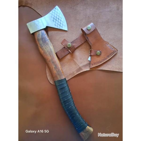H17 - Grande hache style Viking, manche bois et �tui cuir