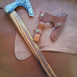 H18 - Grande hache style Viking grav&eacute;e, manche bois et &eacute;tui cuir