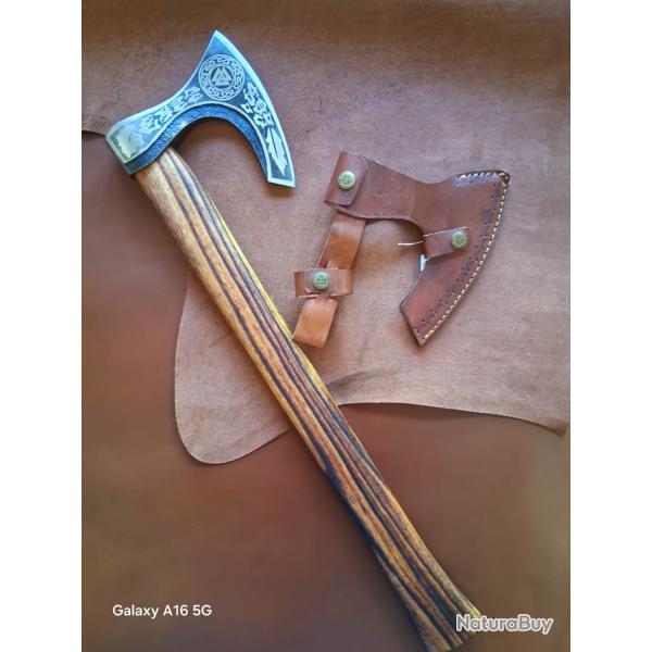 H18 - Grande hache style Viking grav�e, manche bois et �tui cuir