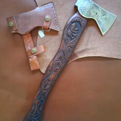 H19 - Grande hache Viking sculpt&eacute;e, manche d&eacute;cor&eacute; et &eacute;tui cuir