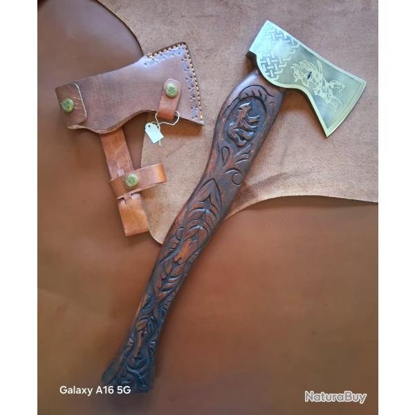 H19 - Grande hache Viking sculpt�e, manche d�cor� et �tui cuir