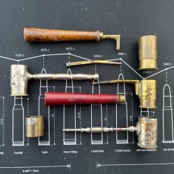 Lot de 8 &eacute;l&eacute;ments cass&eacute;s (dont 1 Manufrance) pour chargettes - dosettes, rechargement