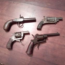 Lot d'un pistolet et de trois revolvers &agrave; compl&eacute;ter et restaurer