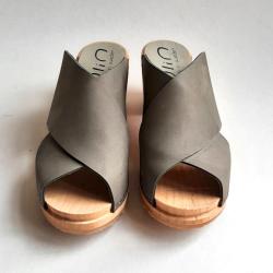 Sandale sabot femme ouverte mule su&eacute;doise &agrave; talons bois et cuir - Diva 39 TAUPE