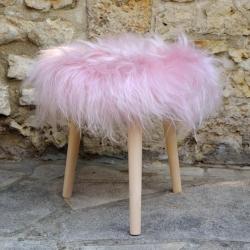 Tabouret rond bois et v&eacute;ritable peau de mouton poils longs rose