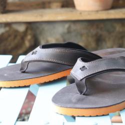 Tong homme en cuir lisse brun fonc&eacute; semelle EVA marron fonc&eacute; 40/41 EVA orange