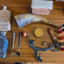 Lot accessoires rechargement chasse  + 2 appeaux collection