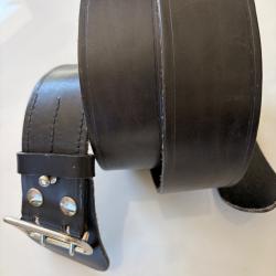 Ceinturon en cuir marron fonc&eacute; 132 cm