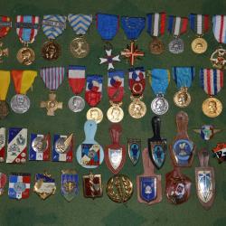LOT DE 21 MEDAILLES ET 20 INSIGNES REGIMENTAIRES DE DIVERSES ARMES-