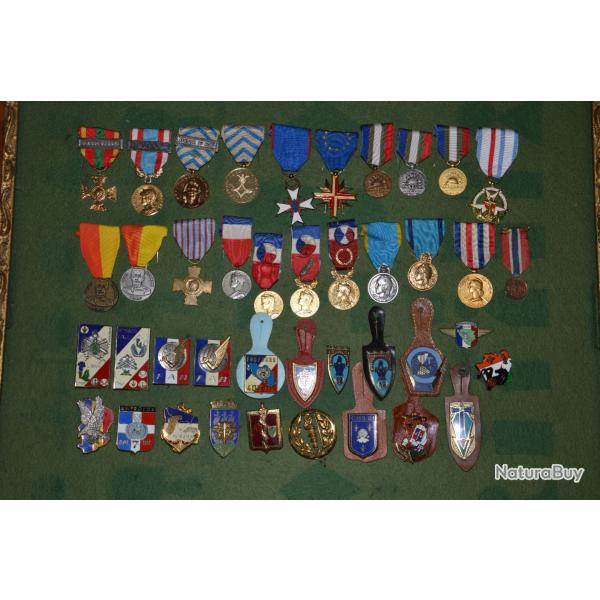 LOT DE 21 MEDAILLES ET 20 INSIGNES REGIMENTAIRES DE DIVERSES ARMES-