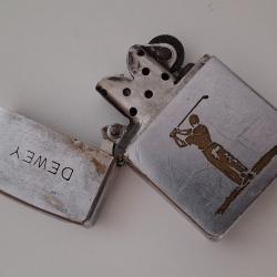 Beau briquet ancien p&eacute;riode Vietnam motif joueur de golf. Mod&egrave;le tr&egrave;s recherch&eacute;.