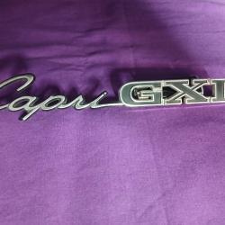 Embl&egrave;me chrom&eacute; de carrosserie Ford Capri GXL d'&eacute;poque, 1970