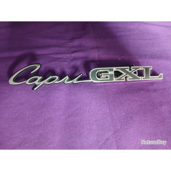 Embl�me chrom� de carrosserie Ford Capri GXL d'�poque, 1970