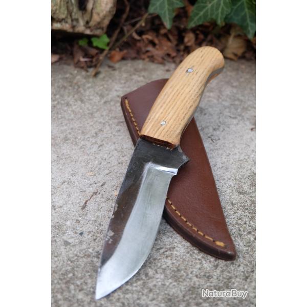 Couteau Skinner Bushcraft Chasse Lame Acier Carbone 1075 Manche Bois Olivier Etui Cuir Fabr ArtisanA