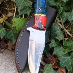 Couteau de Chasse Bushcraft Lame Clip Point Acier Carbone 1055 Manche R&eacute;sine/Laiton Etui Fa Artisan