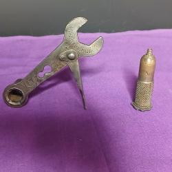 Lot de deux anciens outils de marque Michelin, d&eacute;but du XXe si&egrave;cle.