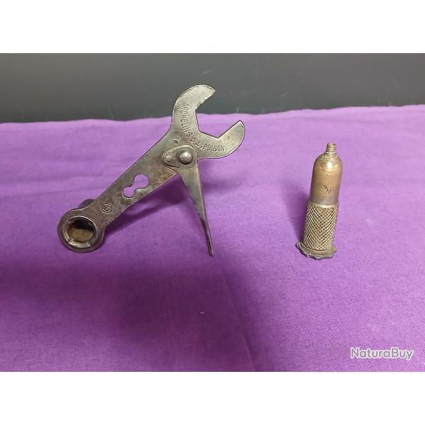 Lot de deux anciens outils de marque Michelin, d�but du XXe si�cle.
