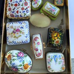 Lot de 10 petites boites en porcelaine (bijoux ou autres)