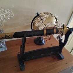 r&eacute;plique &eacute;p&eacute;e avec son support boistr&egrave;s bon &eacute;tat