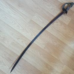 Sabre d'officier de cavalerie l&eacute;g&egrave;re mont&eacute; avec une lame premier empire de type Hussard,