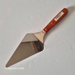 Pelle &agrave; tarte en m&eacute;tal et son manche en bois, made in France avec un cot&eacute; crant&eacute;