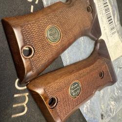 paire de plaquettes bois de luxe pour beretta mod&egrave;le 85.