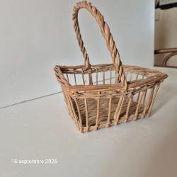 Mini panier en osier, carr&eacute; avec poign&eacute;e