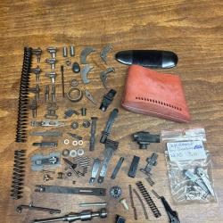 Lot de pi&egrave;ces d&eacute;tach&eacute;es pour fusil ou carabine