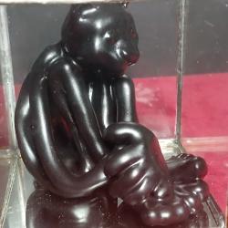 Petite sculpture noire au fini brillant repr&eacute;sentant un chat assis,